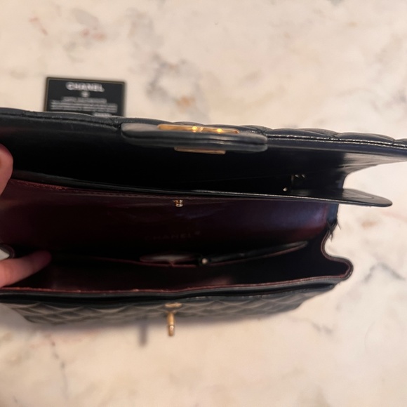 Chanel Quilted black CC leather Flap handbag - Picture 7 of 16